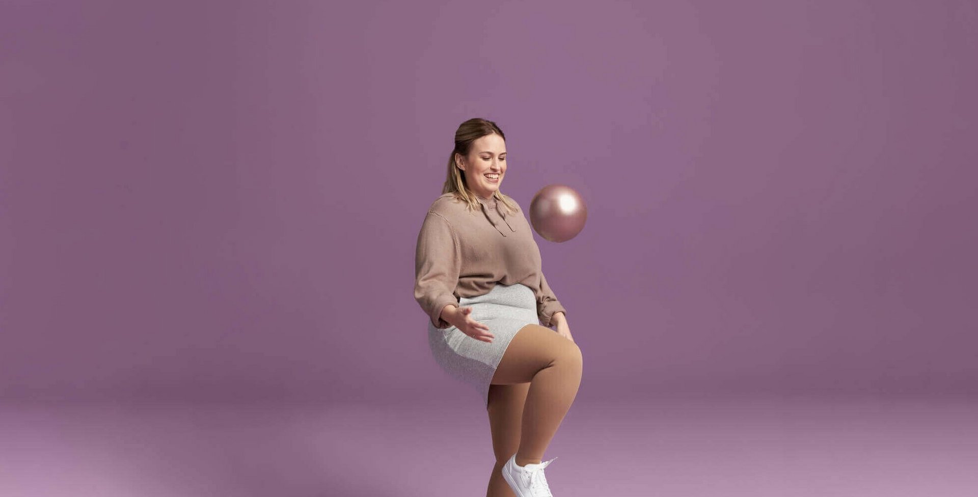 Auf dem Bild sieht man eine Frau beim Spielen mit einem Ball. An den Beinen trägt sie VenoTrain Delight Kompressionsstrümpfe.